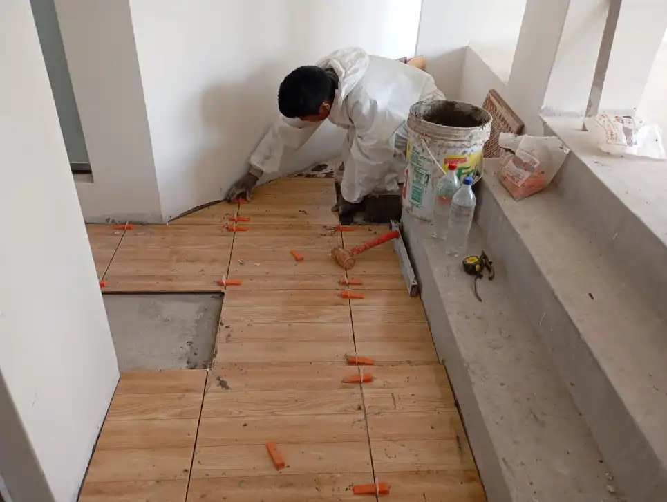 Enchapado de Mayólica y Porcelanato